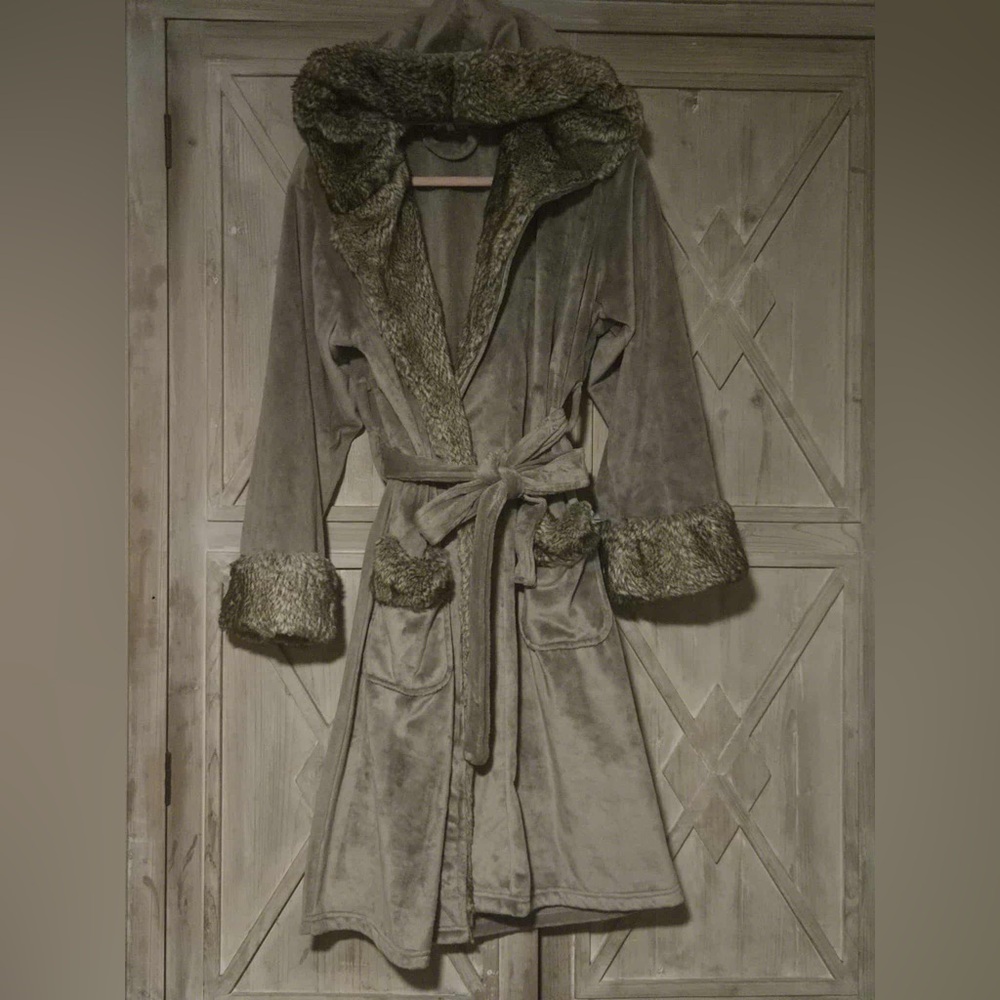 Pottery Barn Plush Faux Fur in Gray and tan - Picture 3 of 7
